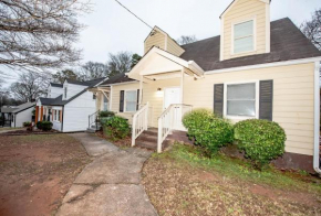 Home mins from city and airport APT B